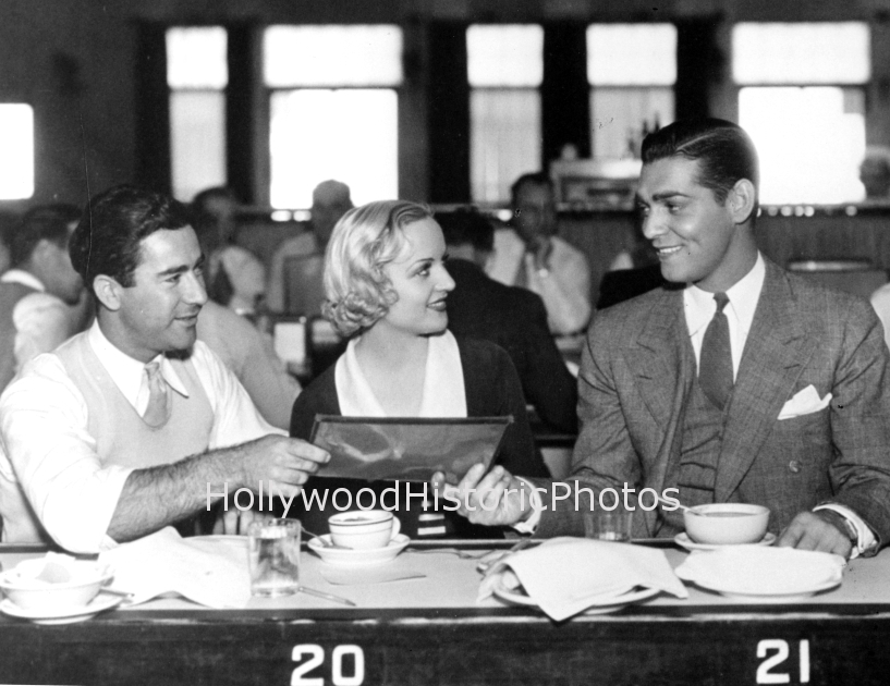 Clark Gable & Carole Lombard 1932 Paramount commissary.jpg